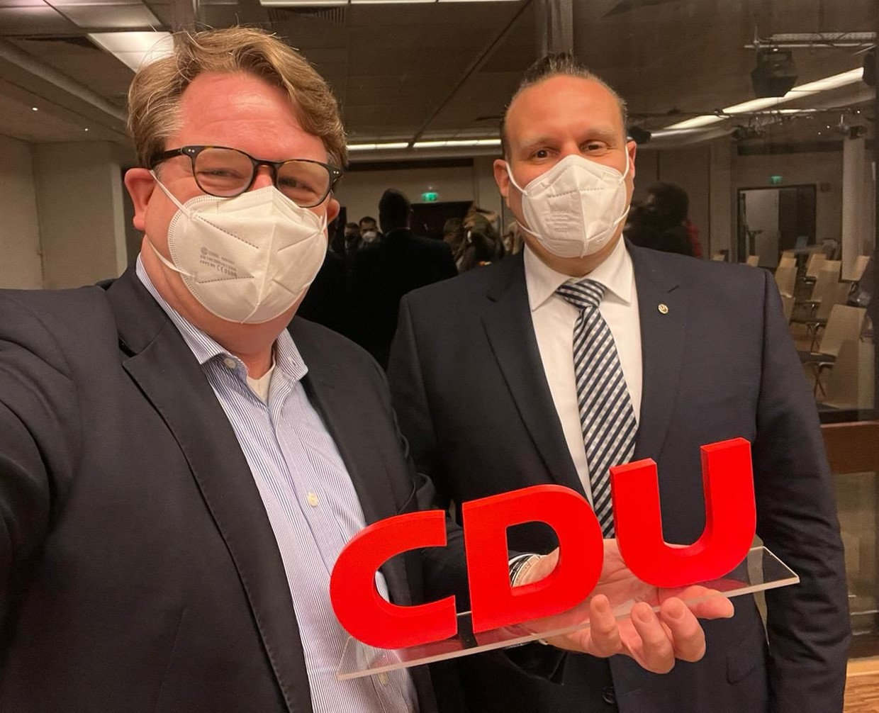 CDU-Kreisvorsitzender Carsten Müller MdB gratuliert Oliver Schatta zur erneuten Nominierung als Landtagskandidat im Bürgerzentrum Vechelde. 